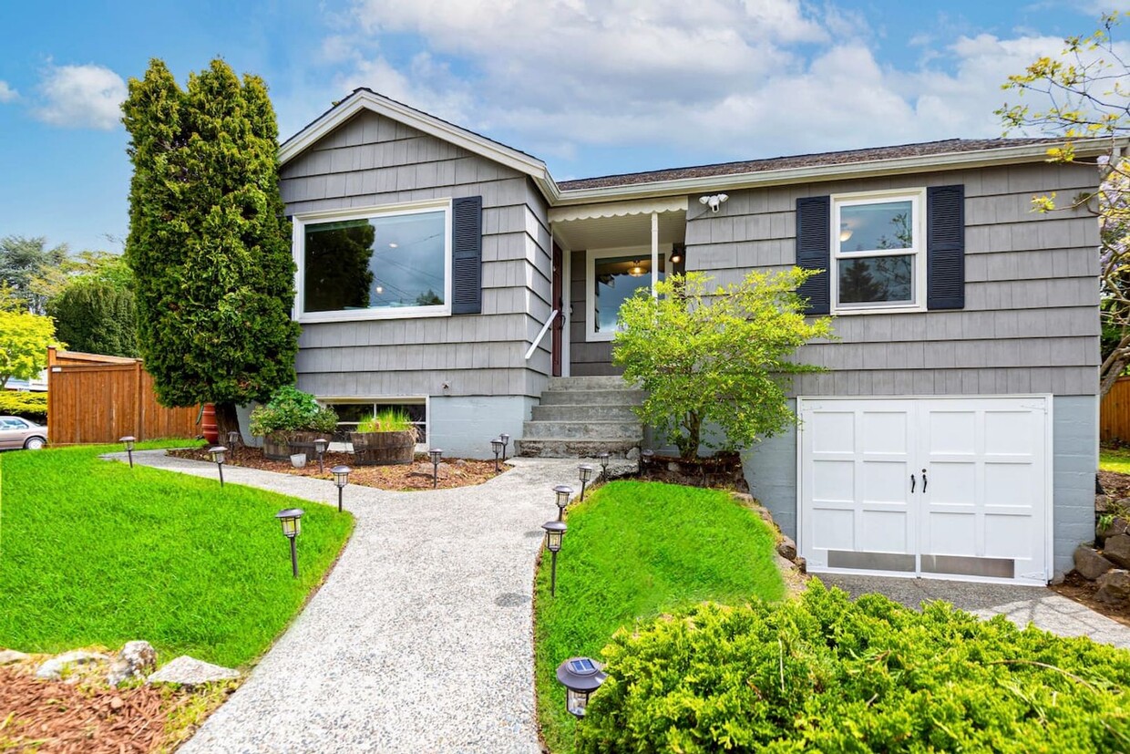 Primary Photo - Great Single Family House for Rent