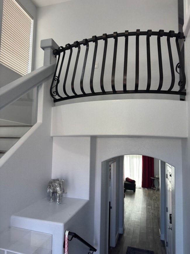 Building Photo - 3 Bed  home FULLY FURNISHED