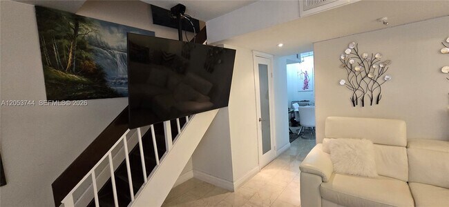 Foto del edificio - 1345 W 41st St