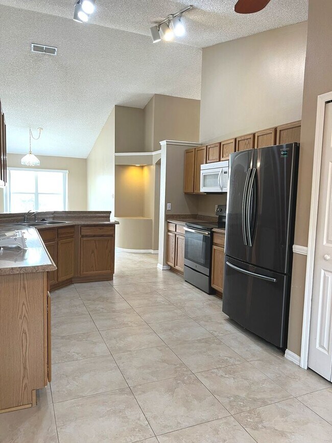 Building Photo - Lake Mary-Spacious 4/2 with Open and Scree...