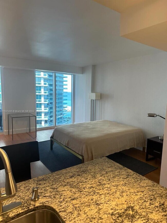 Foto del edificio - 10275 Collins Ave