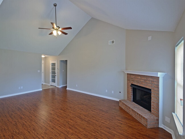 Building Photo - 3 bed, 2 bath with 2 car garage near Shelb...