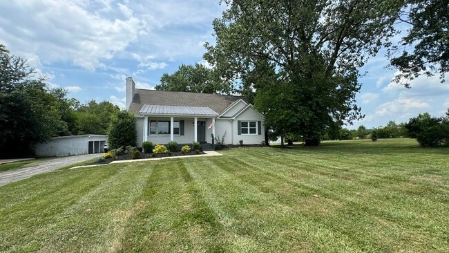 Building Photo - 915 Delong Rd