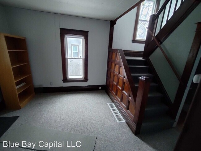 Building Photo - 4 br, 1.5 bath House - 913 Neumaier Ct