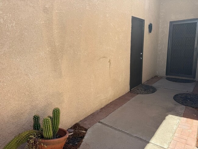 Building Photo - Spacious 3 Bed/5 Bath Townhouse in Gated Community! TWO WEEKS FREE RENT!!