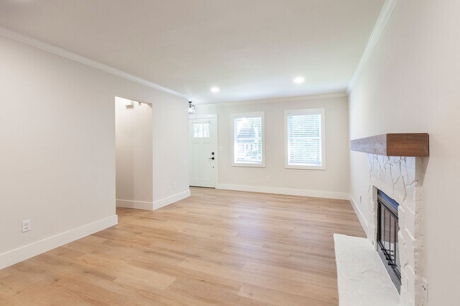 Building Photo - 3bd/3ba Home w/ Fully Fenced Backyard and ...