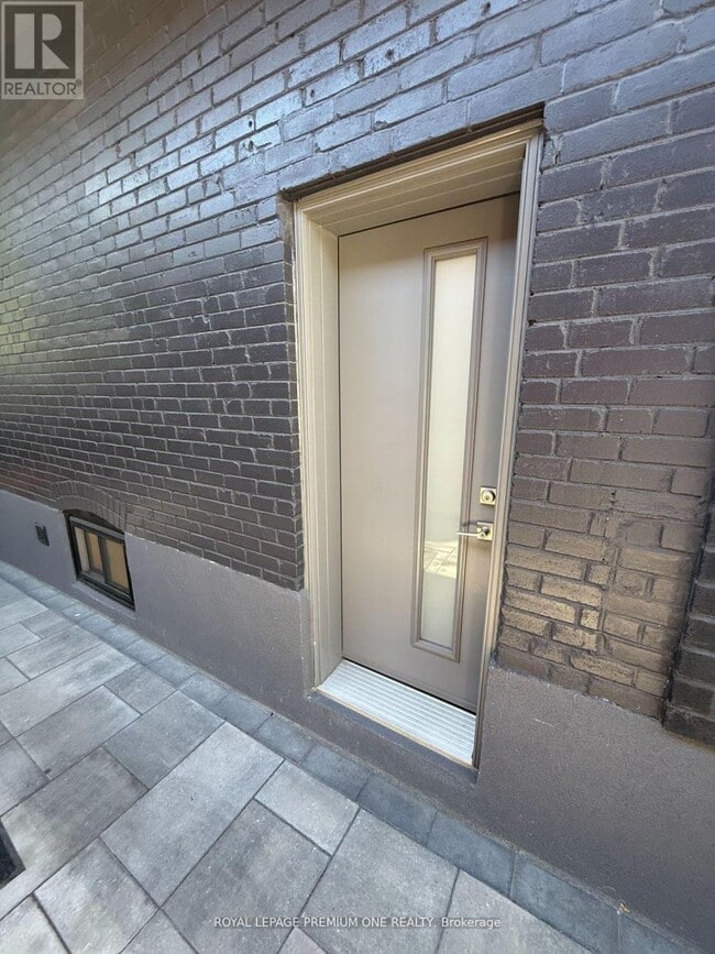 Building Photo - 39 Lonborough Ave