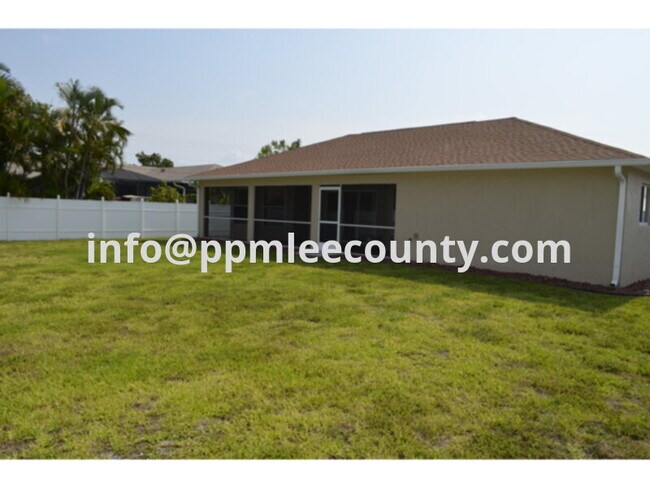 Building Photo - Freshly Painted Inside and Out!  Fenced Yard!