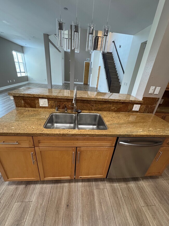 Foto del edificio - 575 Elm Ave