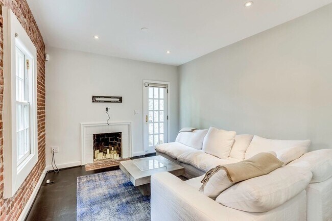 Building Photo - Gorgeous Georgetown Home w/ Garage Parking!