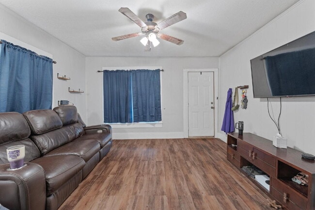 Building Photo - Cozy 2 bedroom on corner lot with privacy ...