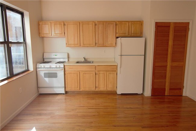 Building Photo - 1157 3rd Ave
