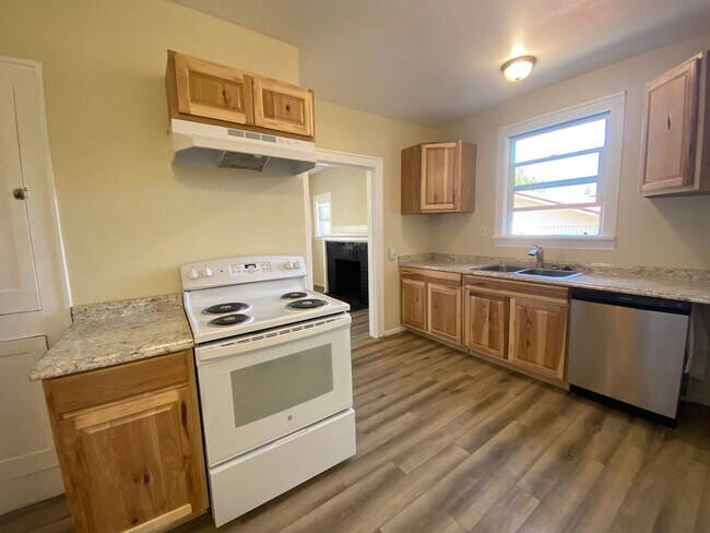 Building Photo - Adorable Recently Updated 2 Bedroom Home i...