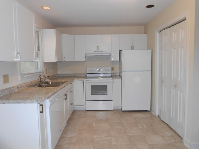 Building Photo - 120 Kingston Dr
