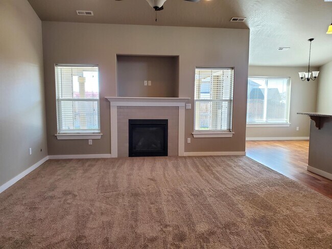 Building Photo - Single Story Three Bedrooms and Den