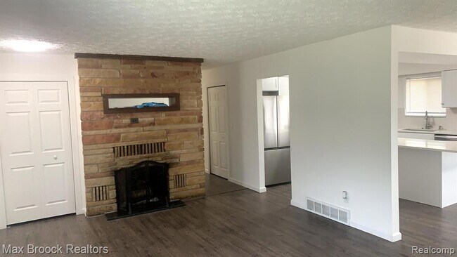 Building Photo - 5444 Hearst Rd