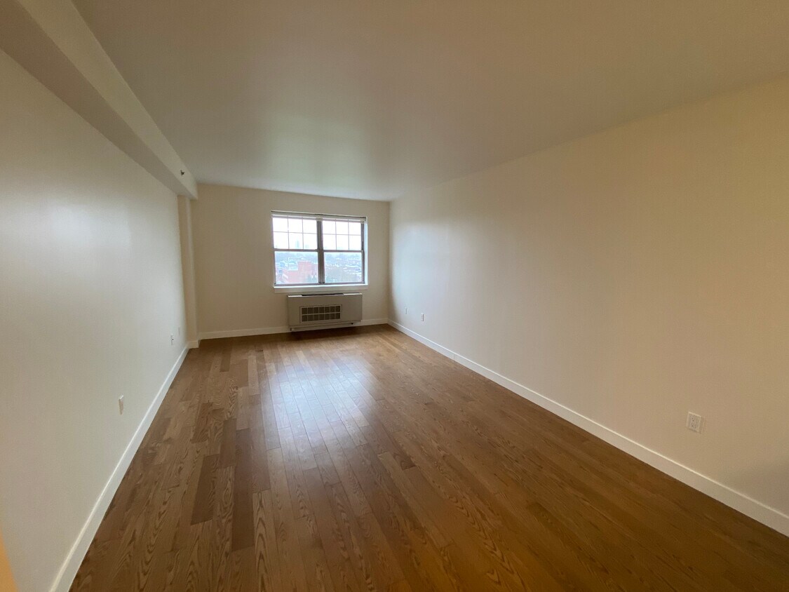 Foto principal - 75-25 153rd St
