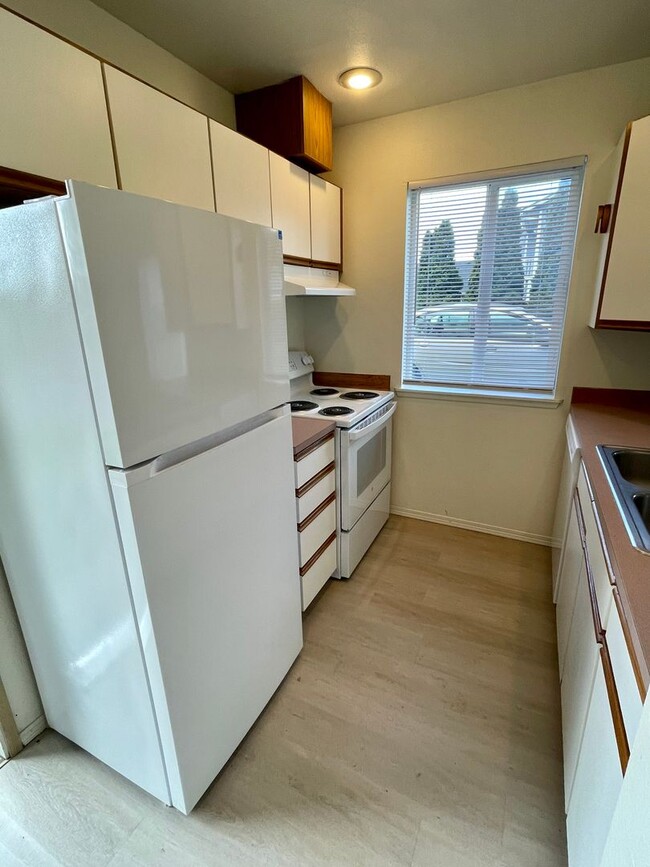 Foto del edificio - Spacious 2-Bedroom Lower-Level Unit in Con...
