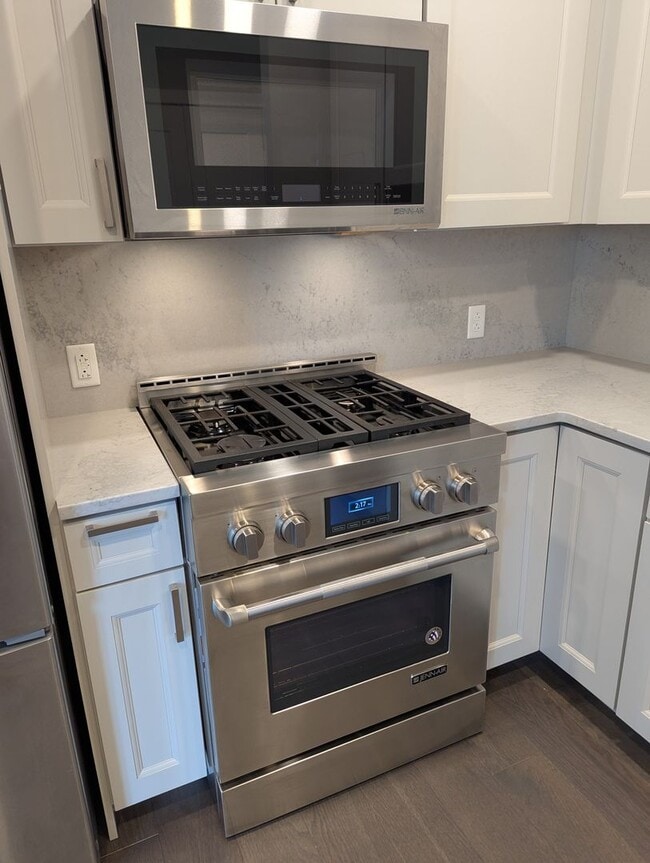 Building Photo - Stunning Downtown 1 Bedroom Condo at The L...