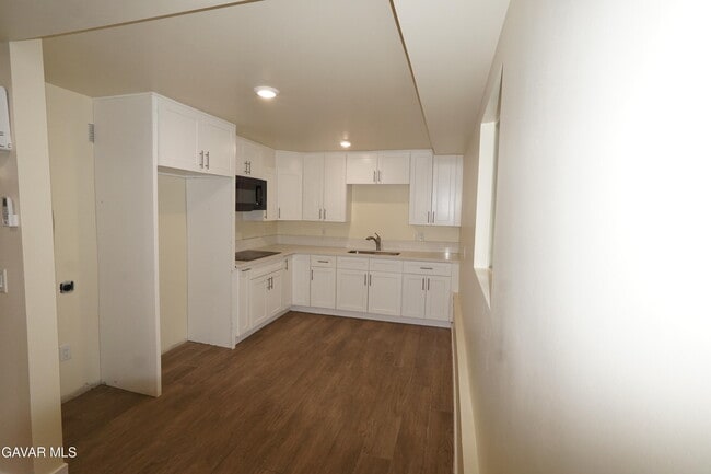 Building Photo - 448 W 41st Pl