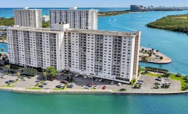 Building Photo - 400 Kings Point Dr
