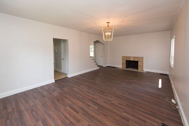 Foto del edificio - COVEDALE- 3 bedroom 1.5 bath Tudor with up...