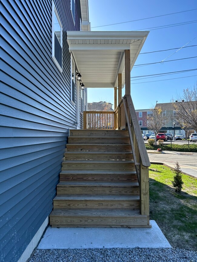 Entrance to main level - 472 Friendship St