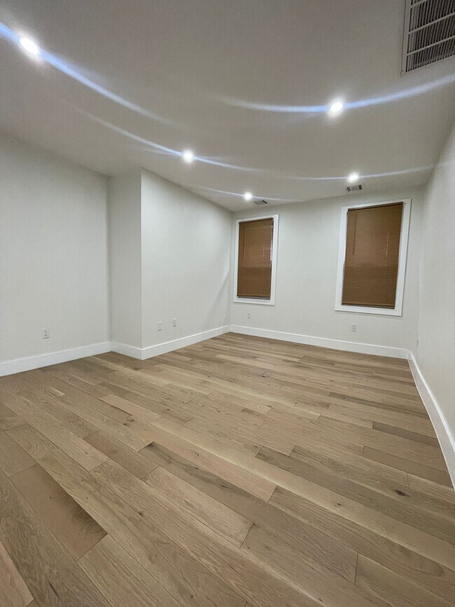 Building Photo - 203 Pearsall Ave