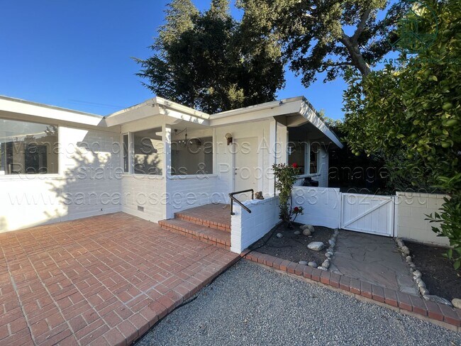 Foto del edificio - Refreshed Three Bedroom Carmel Valley Vill...