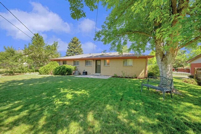 Foto del edificio - Comfortable 3-bedroom ranch in established...