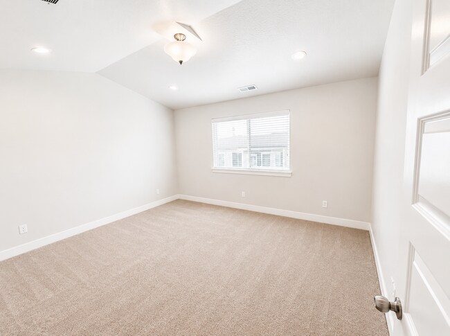 Foto del edificio - Beautiful 3-Bedroom Townhome in Lehi – Community Pool, Pickleball & More!