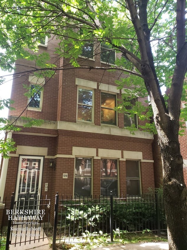 1319 W Fillmore St Condo for Rent in Chicago, IL