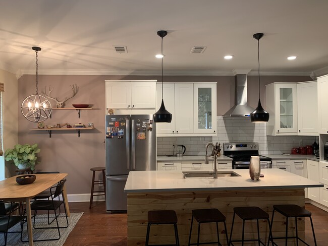 Kitchen and dining area - 921 Spring Valley Plz