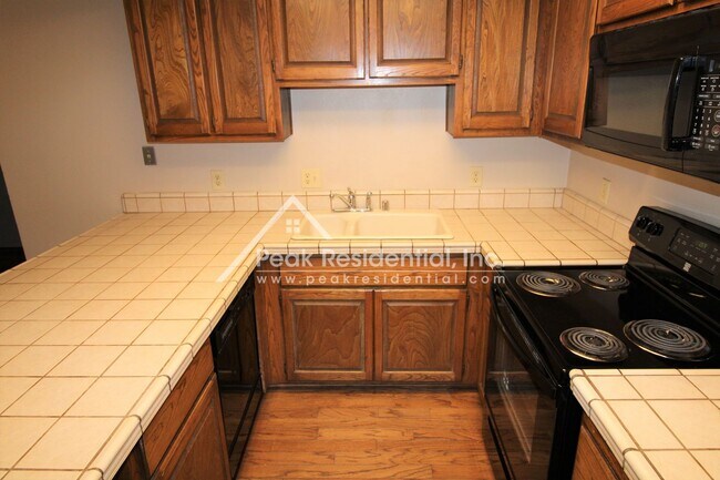 Foto del edificio - Spacious Foothill Farms 3bd/2ba Duplex with 2 Car Garage