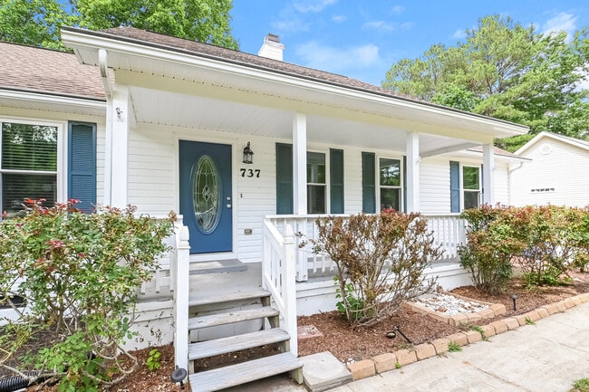 Building Photo - 737 E Maple Ln