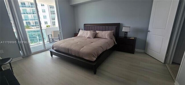 Foto del edificio - 7900 Harbor Island Dr