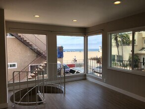 Building Photo - 1526 W Oceanfront