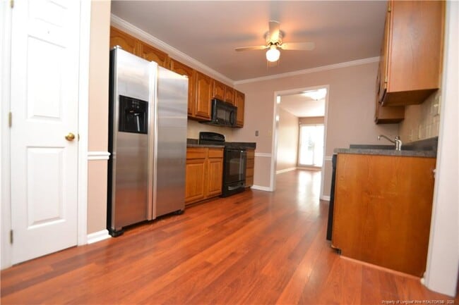 Building Photo - 121 Planetree Ln
