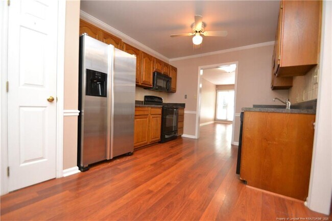 Foto del edificio - 121 Planetree Ln