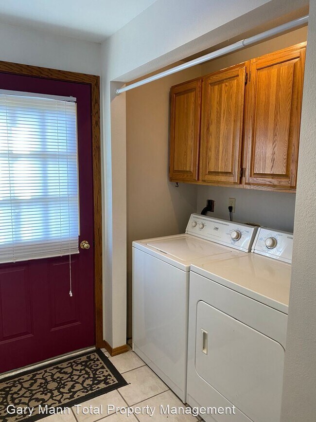 Building Photo - 4 br, 2.5 bath House - 4800 Airway Dr