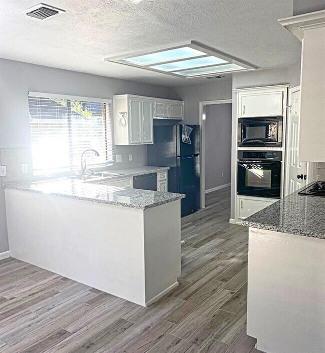 Building Photo - 2338 Brookdale Dr