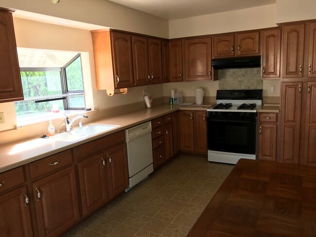 Building Photo - 24312 Dunlavy Ct