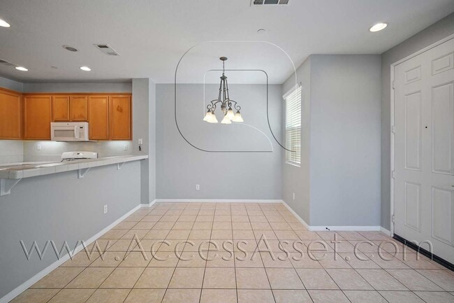 Building Photo - 3 Bed / 2.5 Bath Townhome | Open Layout + Modern Finishes