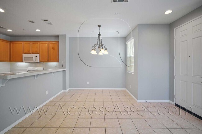 Building Photo - Beautiful 3 Bed/3 Bath Townhouse Walking D...