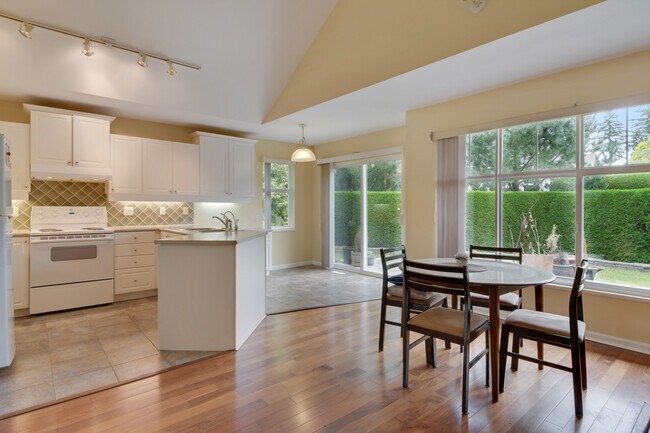 Building Photo - Luxury 3-Bed, 3-Bath Townhome in Gated 55+...