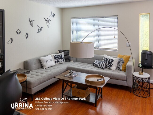 Building Photo - 283 College View Dr