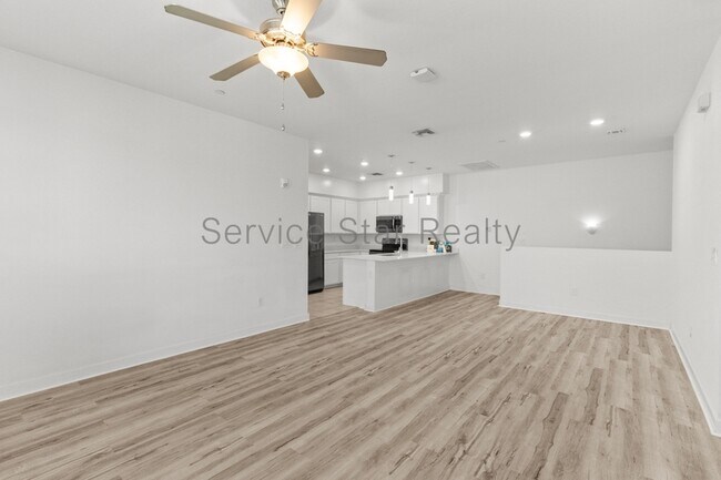 Building Photo - 2740 S Equestrian Dr