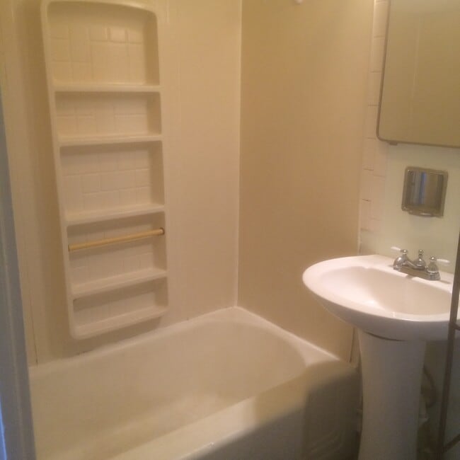 Building Photo - 36 Maple St