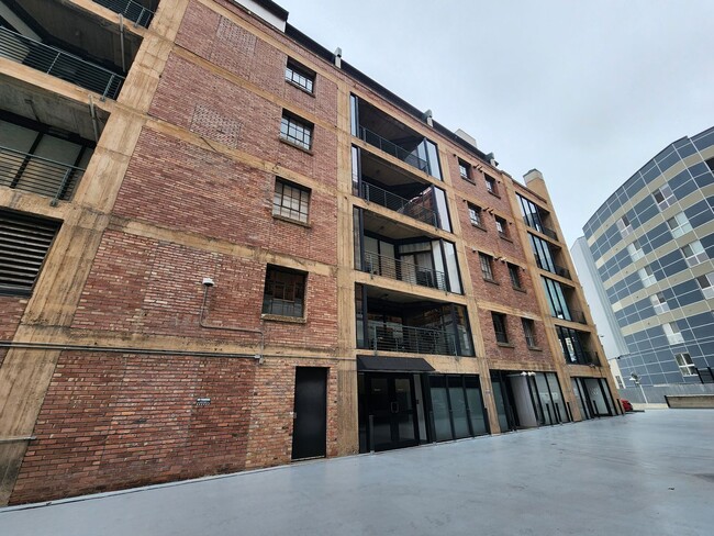 Foto del edificio - RARELY Available Dakota Lofts Condo! Indus...