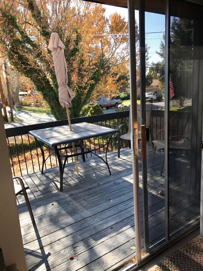 Foto del edificio - 1409 E Murphys Ln